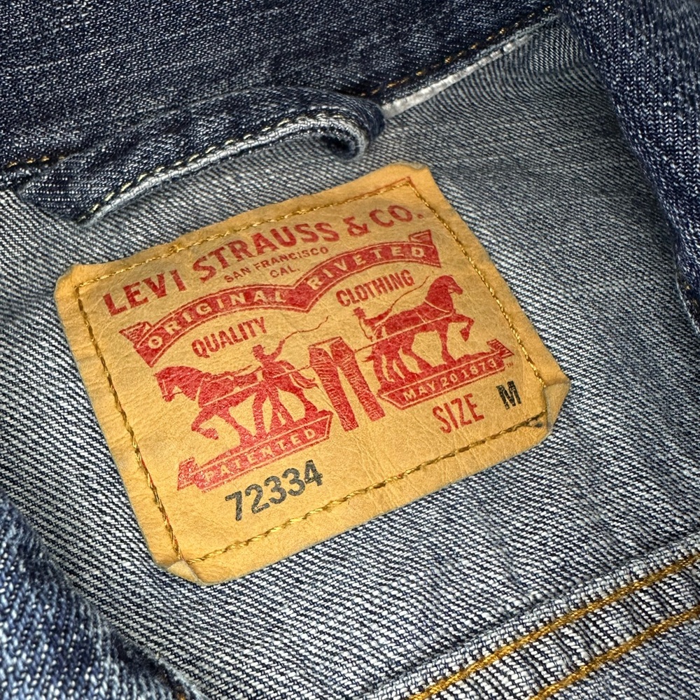 Levi's Blue Denim Trucker Jacket in a men’s size Medium. - Picture 4 of 5